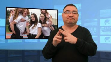 Licealiści promują naukę polskiego języka migowego